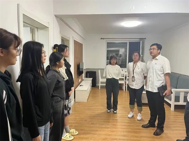 关爱到家,情满社区---英国威廉希尔公司开展新生公寓走访活动 (2)
