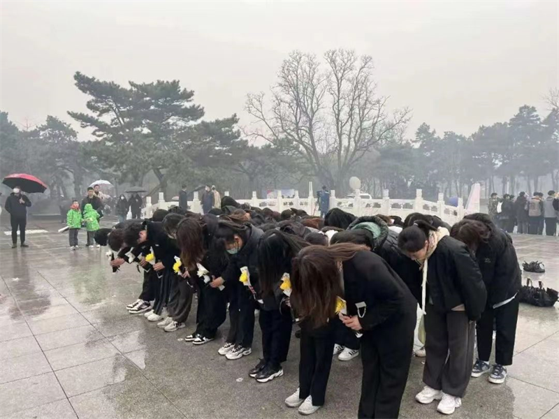 英国威廉希尔公司举办“缅怀革命先烈赓续红色基因”清明祭扫活动5