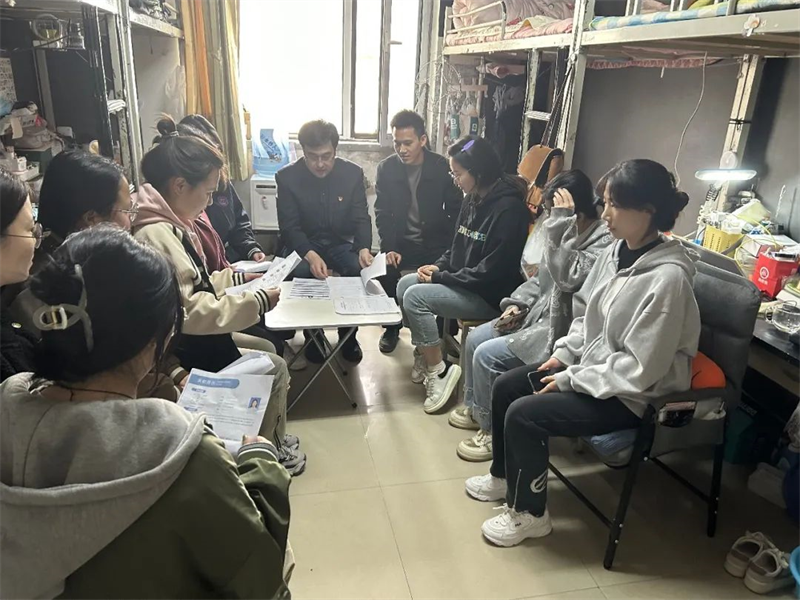 公司领导深入员工社区开展送就业指导服务活动