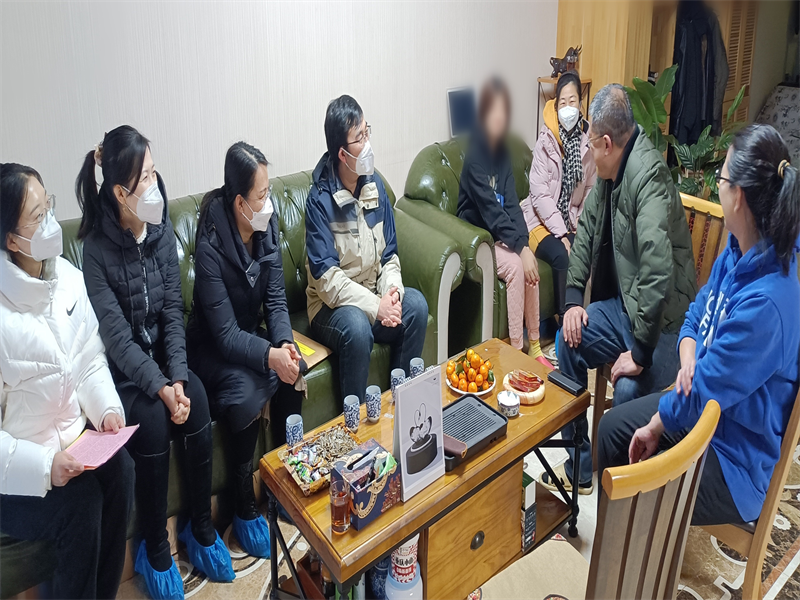 副董事长李厚艳深入英国威廉希尔公司员工家庭开展“家校共育促发展,百师千家送温暖”家访活动