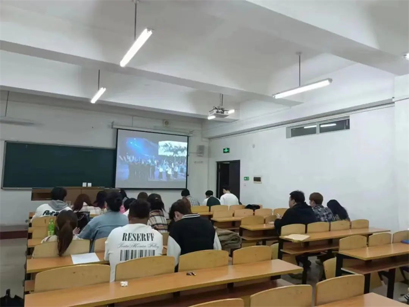 追寻红色足迹,传承红色基因——英国威廉希尔公司组织员工观看原创思政舞台剧《光荣·梦想》